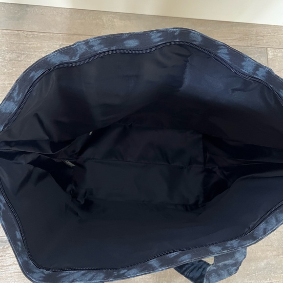 Victoria’s Secret Tote Bag with zipper - Picture 5 of 7